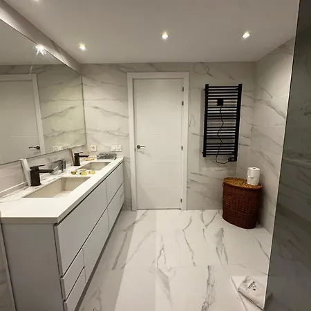 Hébergement de vacances Luxury Golden Mile Townhouse Near Puente - Eaw Homes *